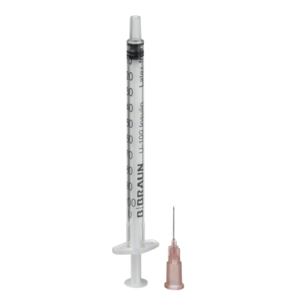 Die B.Braun Omnifix® 100 Duo Einmal-Insulinspritze für U-100-Insulin mit Kanüle wird vertikal vor einem weißen Hintergrund dargestellt. Die von B. Braun Deutschland GmbH & Co. KG für subkutane Insulininjektionen entwickelte Spritze verfügt über Messmarkierungen und eine abnehmbare Nadel sowie einen flachen Boden für Stabilität, um jedes Mal eine sanfte Injektion zu gewährleisten.