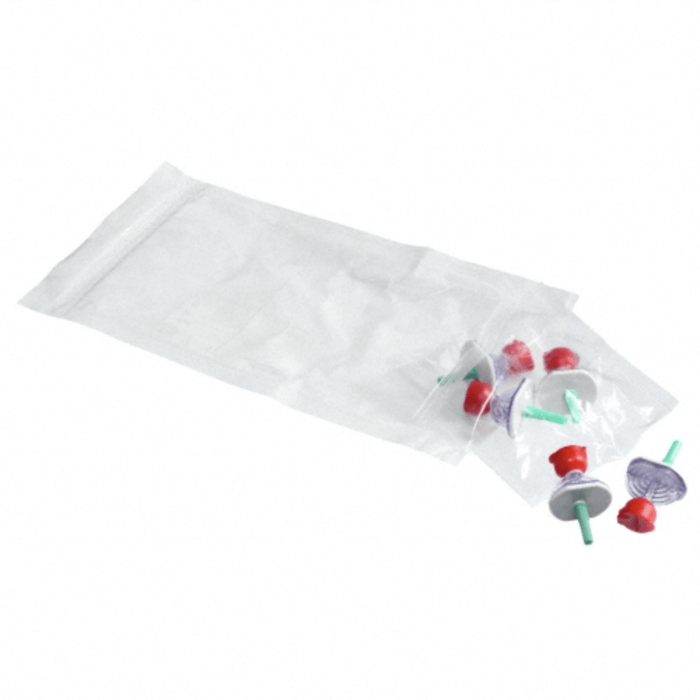 Un sac en plastique transparent avec plusieurs B.Braun ProSet Spike d'injection et de prélèvement Mini-Spike®, vert (1x5 pièces) de B. Braun Deutschland GmbH & Co. KG, conçu pour un prélèvement sans contamination et une manipulation sécurisée des médicaments, sur fond blanc.