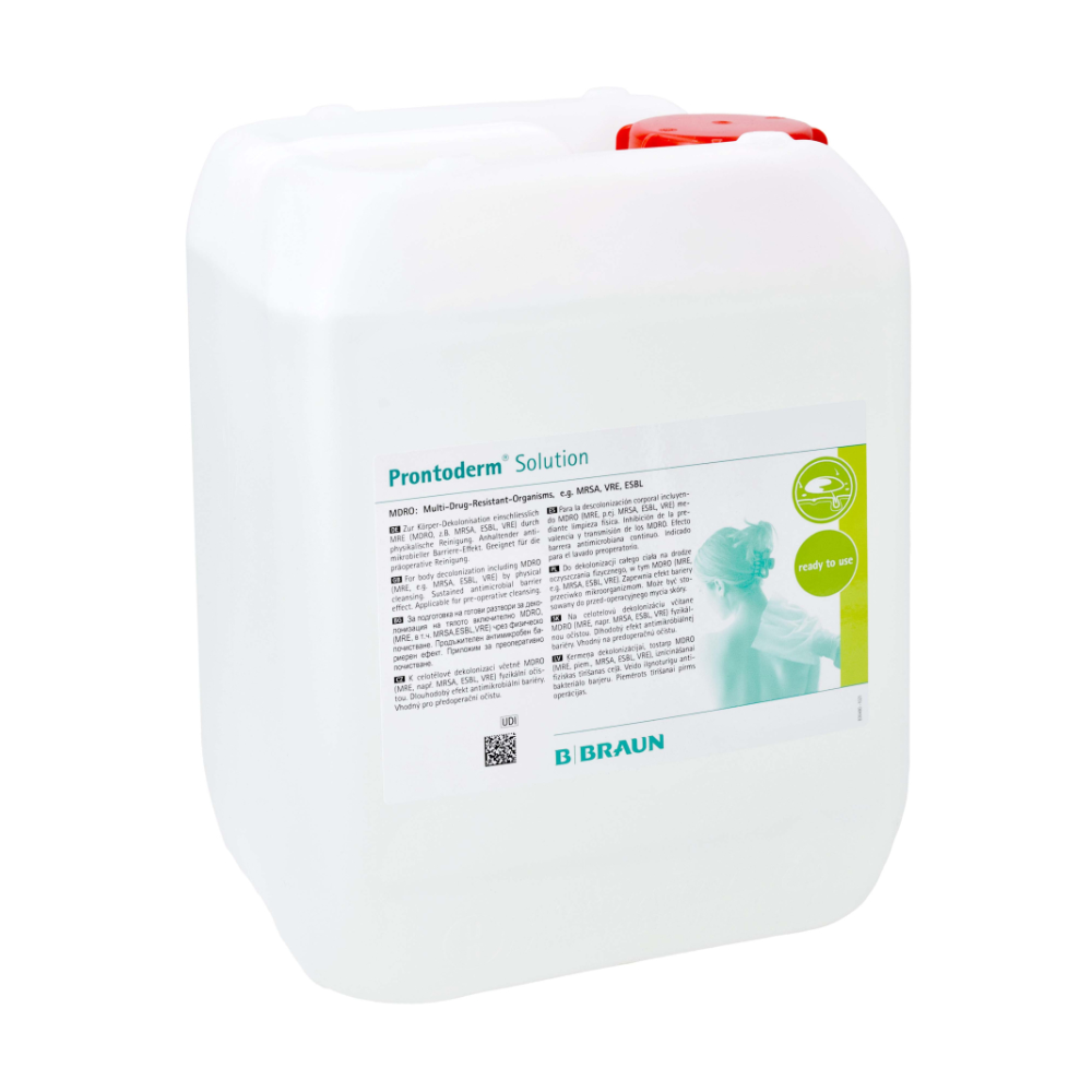 Un grand récipient blanc avec une poignée, contenant la « solution B.Braun Prontoderm® pour la décolonisation des MRE de la peau et des muqueuses » de B. Braun Deutschland GmbH & Co. KG, assure une excellente tolérance cutanée. L'étiquette contient un petit texte et un logo vert ainsi qu'une image d'une personne. Le récipient spécialement conçu pour la décolonisation des MRE est sécurisé avec un bouchon rouge.