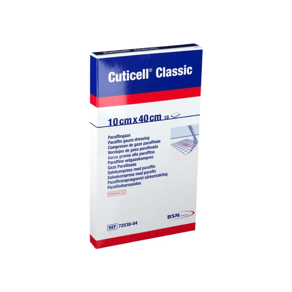 L'image montre un paquet de BSN Cuticell® Classic compresse stérile avec pommade à la paraffine de BSN Medical GmbH. L'emballage est blanc avec du texte bleu et rouge, mesure 10 cm x 40 cm et contient des descriptions multilingues ainsi que le logo de BSN Medical, ce qui le rend idéal pour les soins des plaies.