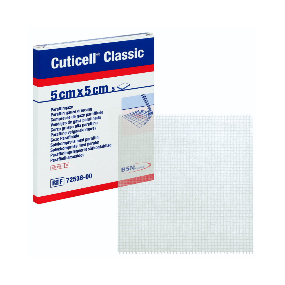 L'image montre une boîte rectangulaire avec l'inscription « BSN Cuticell® Classic compresse stérile avec pommade à la paraffine » de BSN Medical GmbH, avec les dimensions 5 cm x 5 cm et une quantité d'emballage de 5 pièces. Le texte contient le terme « gaze de paraffine » en plusieurs langues, indiquant qu'elle est imprégnée de paraffine douce. Devant la boîte se trouve un morceau carré de gaze blanche, idéal pour l'exsudation des plaies.