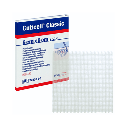 L'image montre une boîte rectangulaire avec l'inscription « BSN Cuticell® Classic compresse stérile avec pommade à la paraffine » de BSN Medical GmbH, avec les dimensions 5 cm x 5 cm et une quantité d'emballage de 5 pièces. Le texte contient le terme « gaze de paraffine » en plusieurs langues, indiquant qu'elle est imprégnée de paraffine douce. Devant la boîte se trouve un morceau carré de gaze blanche, idéal pour l'exsudation des plaies.