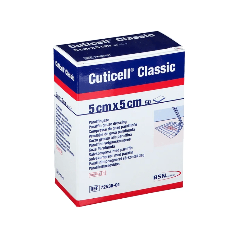 Boîte avec BSN Cuticell® Classic compresse stérile avec pommade à la paraffine de BSN Medical GmbH, de taille 5 cm x 5 cm, idéale pour le drainage des plaies. L'emballage contient des détails sur le produit en plusieurs langues et le numéro de référence 72538-01.