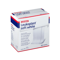Une boîte de pansements BSN Leukoplast® soft white de la société BSN Medical GmbH, aux dimensions de 6 cm x 5 m, est conçue pour les professionnels. L'emballage, rehaussé de touches de rouge et de bleu, contient des informations sur le produit en plusieurs langues, ce qui souligne la réputation de ce pansement comme un produit fiable répondant à tous vos besoins.