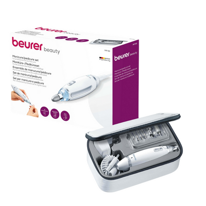 Abgebildet ist das Beurer MP 62 Manucure-/Pédicure Set de Beurer GmbH. Le set dans un emballage violet-blanc avec plusieurs embouts contient une trousse ouverte avec fermeture éclair. L'emballage met en avant divers détails du produit, y compris la fraise à ongles pratique pour un travail précis.