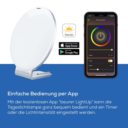 La lampe de jour Beurer TL 100 (article discontinué) de la société Beurer GmbH est représentée en blanc avec 10 000 lux à côté d'un smartphone avec l'application LightUp, compatible avec iOS et Android via les logos de l'App Store ; le texte allemand met en avant le contrôle basé sur l'application.