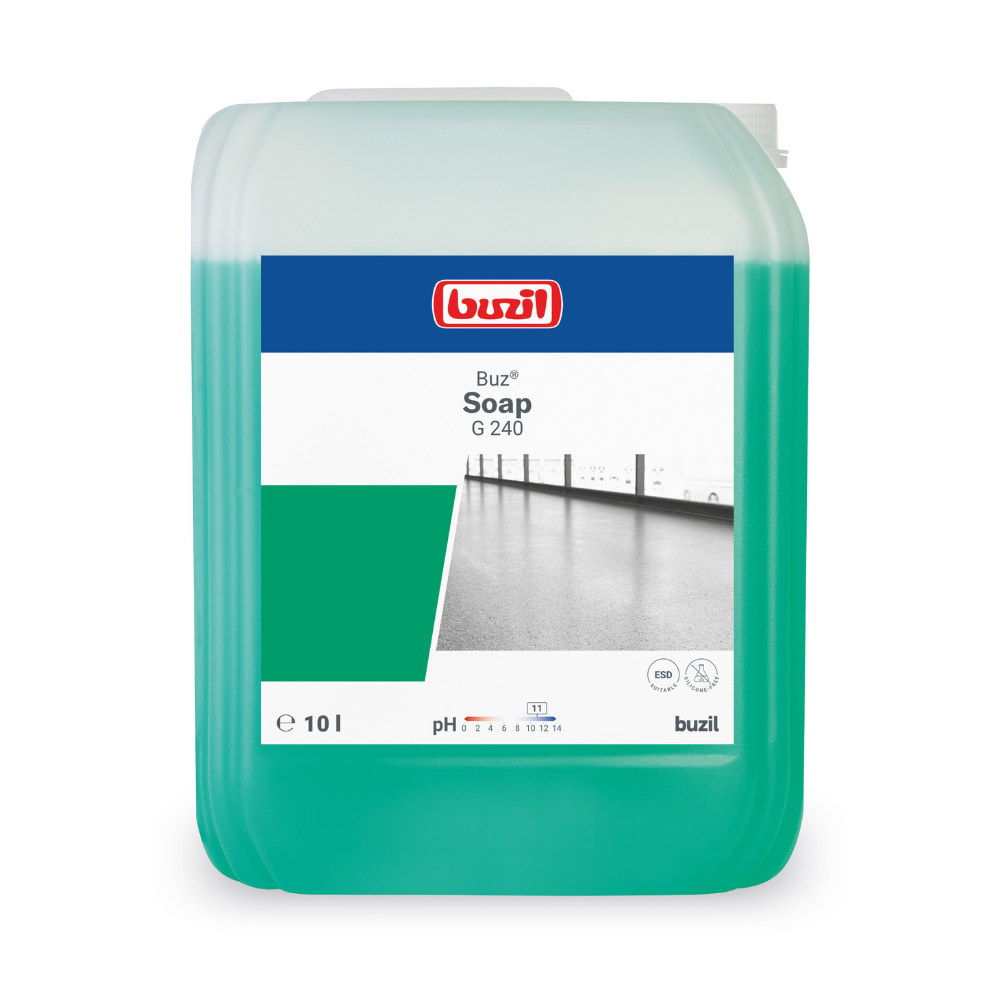 Ein 10-Liter-Behälter Buzil Buz® Soap G 240 Wischpflege auf Seifenbasis von BUZIL-WERK Wagner GmbH & Co. KG, ideal für die Bodenreinigung, mit einem grün-weißen Etikett mit dem Bild eines sauberen Bodens. Das Etikett enthält Wischpflege-Produktdetails wie pH-Wert und Zertifizierungen, und der Behälter ist mit einer grünen Flüssigkeit gefüllt.