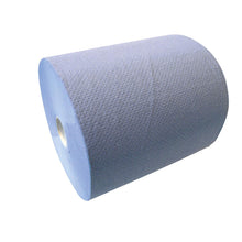 Un grand rouleau d'essuie-mains en papier CWS à 3 couches, non perforé, déballé de CWS est placé en diagonale sur un fond blanc et a une surface bleue texturée.