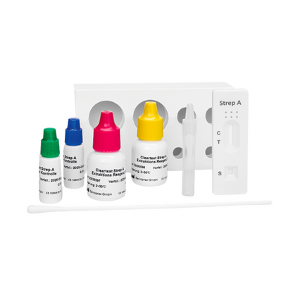 Sur une surface blanche se trouve le kit de test en cassette Cleartest Strep-A de Servoprax GmbH, qui contient quatre flacons de solution colorée, un test en cassette étiqueté « Strep A », un écouvillon et un tube. Cet ensemble complet fournit des résultats précis pour le test de streptocoques du groupe A confortablement depuis chez vous.