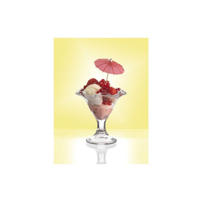 Ein gläserner Dessertbecher mit rosa und weißem Eis, Himbeeren, roten Johannisbeeren und einem bunten PAPSTAR 144 Deko-Picker der PAPSTAR GmbH auf gelbem Hintergrund.