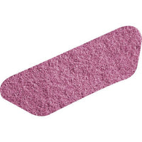 Un tampon Diversey Twister S-Pad rose (45 x 15 cm, 1 pièce), destiné au nettoyage d'entretien des sols en vinyle dans les zones très fréquentées, est représenté sur un fond blanc. Ce tampon présente une surface rugueuse et texturée dotée de la technologie innovante Twister.