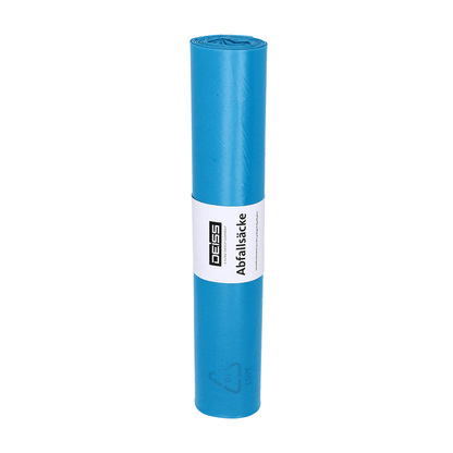 Un sac poubelle bleu DEISS Standard® enroulé en LDPE avec une étiquette blanche portant du texte et un logo, indiquant la certification environnementale de l'Ange Bleu.