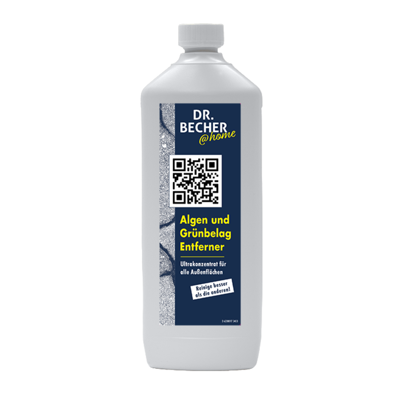 Une bouteille en plastique blanche avec l'inscription « DR.BECHER @home Algues et éliminateur de dépôts verts | Bouteille (1000 ml) » de Dr. Becher GmbH, conçue pour le nettoyage des surfaces extérieures. L'étiquette comporte un QR code remarquable, un champ de texte jaune avec du texte allemand et un bouchon gris à vis.