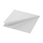 Une serviette en tissu Duni blanche (33x33 cm, 2 plis) de Duni GmbH est représentée sur un fond simple et présente des structures de bordure et des plis triangulaires nets. Cette option de serviette écologique dégage une élégance et est livrée en paquets de 300 pièces.