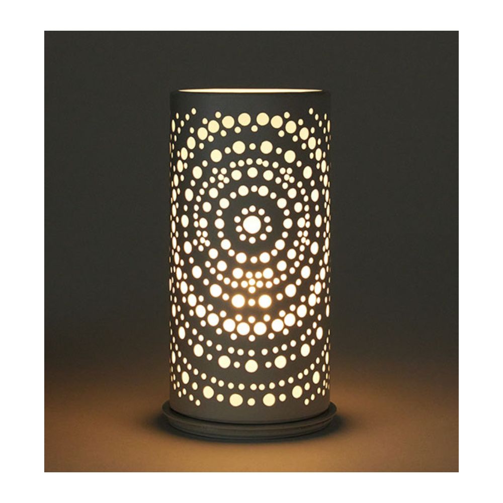 Le photophore Billy de Duni GmbH est une lampe de table cylindrique en métal (140 x 75 mm) au design moderne avec des perforations circulaires qui créent un effet lumineux décoratif et symétrique, semblable à la lueur de son homonyme.