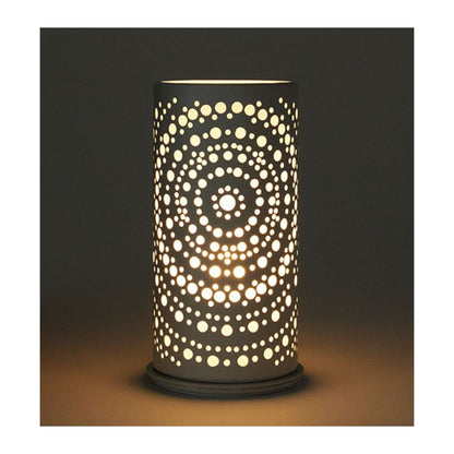 Le photophore Billy de Duni GmbH est une lampe de table cylindrique en métal (140 x 75 mm) au design moderne avec des perforations circulaires qui créent un effet lumineux décoratif et symétrique, semblable à la lueur de son homonyme.