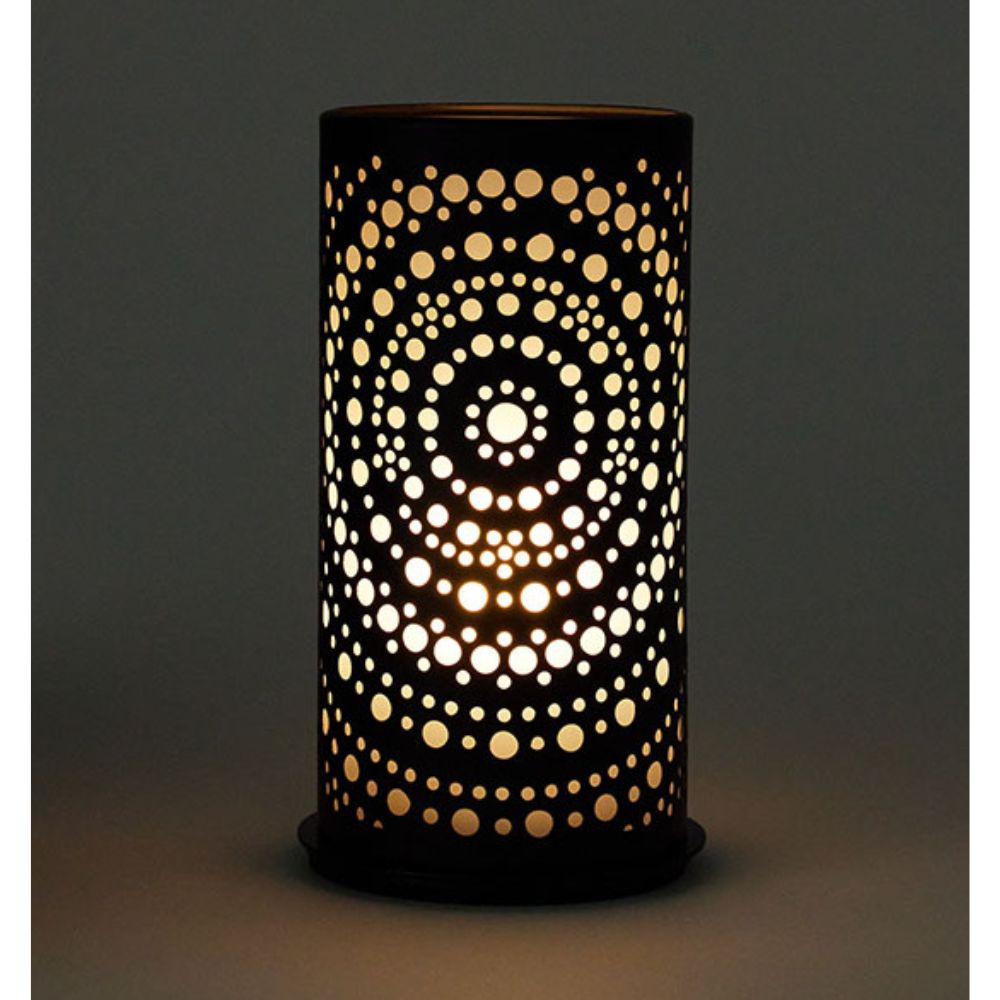 Le photophore Billy de Duni GmbH est une lampe cylindrique avec des perforations circulaires en anneaux concentriques, qui crée une lumière décorative. Son design moderne allie élégance et fonctionnalité dans une forme métallique de 140 x 75 mm, rappelant son homonyme.