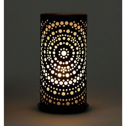 Le photophore Billy de Duni GmbH est une lampe cylindrique avec des perforations circulaires en anneaux concentriques, qui crée une lumière décorative. Son design moderne allie élégance et fonctionnalité dans une forme métallique de 140 x 75 mm, rappelant son homonyme.