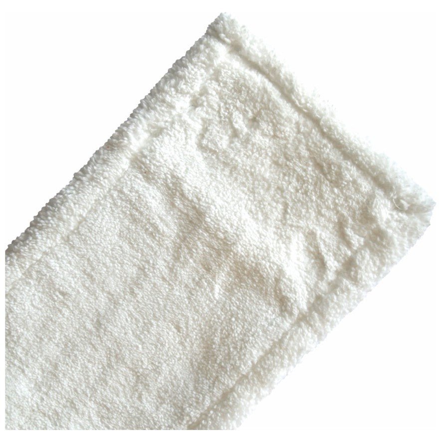 Eine Nahaufnahme des Arcora Flachpressmopp Original Weiss, ein 40 cm langes Mikrofasertuch der Arcora International GmbH aus Spezial-Polyester mit vernähten Kanten - perfekt für die professionelle Reinigung und den Einsatz in Flachpressmopp-Systemen (Packung mit 75 Stück).