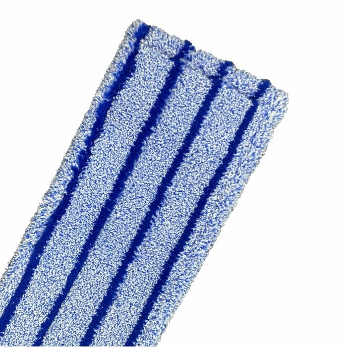Eine Nahaufnahme des Arcora RUNNER BLUE - FC OHNE DECKBLATT Mikrofaser-Mopps von Arcora International GmbH zeigt seine rechteckige Form mit drei dunkelblauen Streifen, perfekt für die Reinigung strapazierfähiger Bodenbeläge.