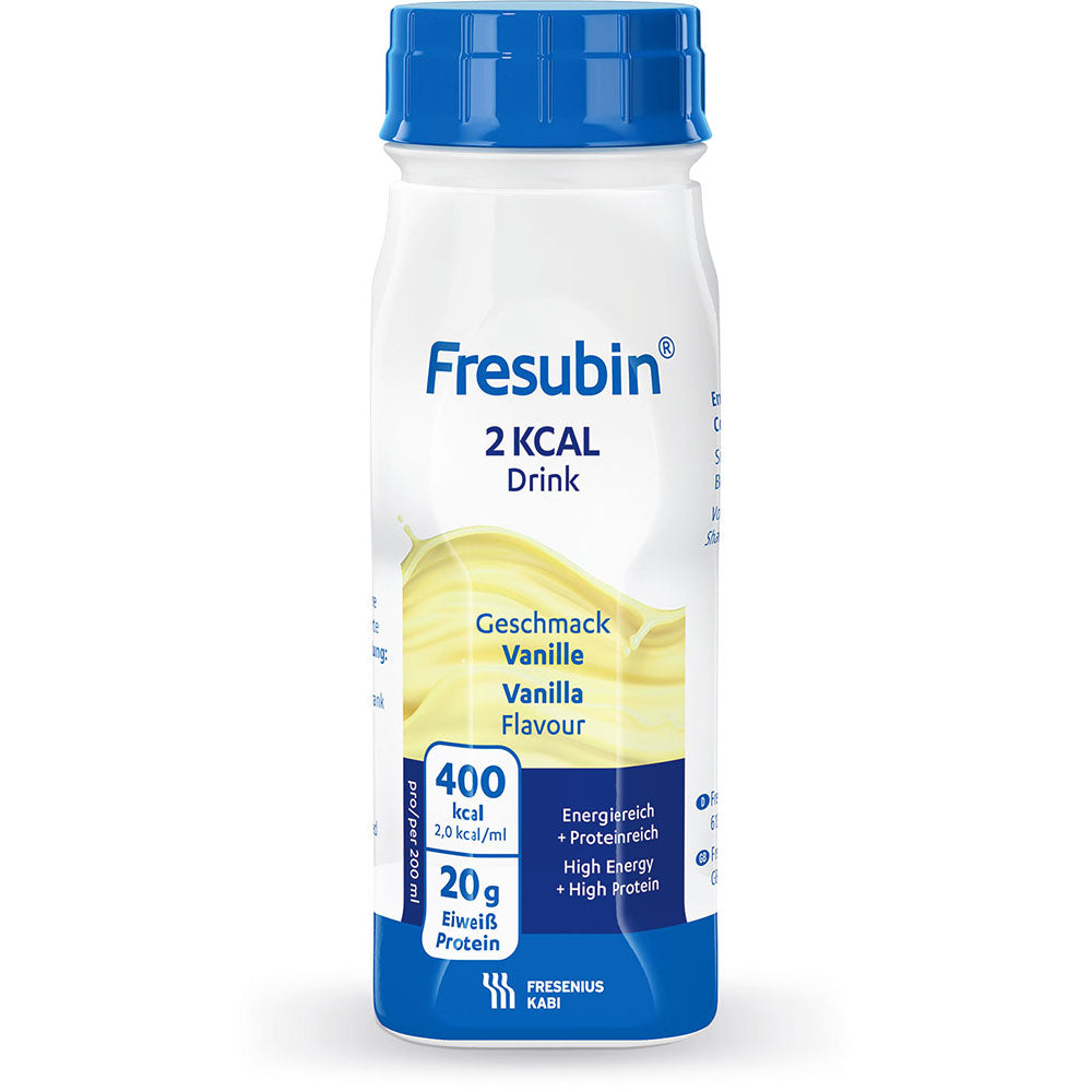Eine 200 ml Flasche Fresubin 2 kcal Drink von Fresenius Kabi Deutschland GmbH in der Geschmacksrichtung Vanille enthält 400 kcal und 20 g Eiweiß pro Flasche. Die Flasche ist weiß mit blauem Verschluss und blauer Aufschrift.