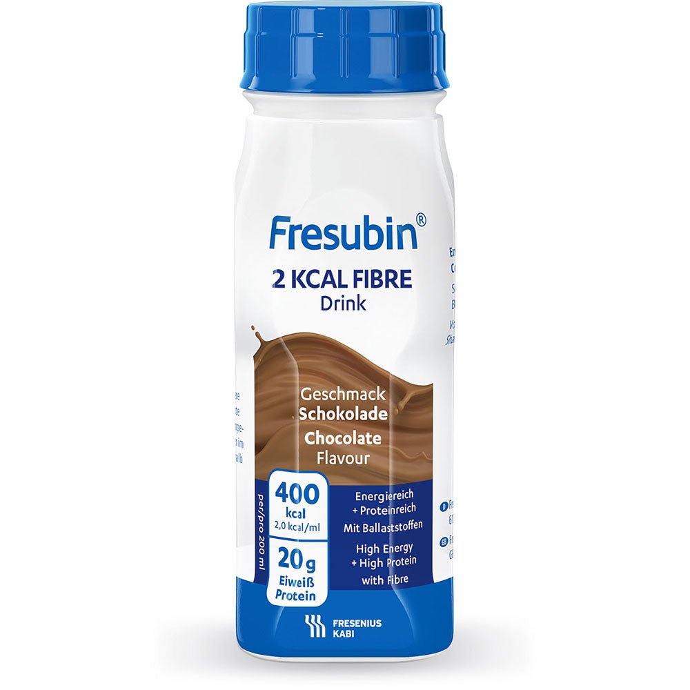 Une bouteille de 200 ml de Fresubin 2 kcal Fibre Drink de Fresenius Kabi Deutschland GmbH, saveur chocolat, fournit 400 kcal et 20 g de protéines par portion. L'étiquette est principalement blanche et bleue avec des accents marron.