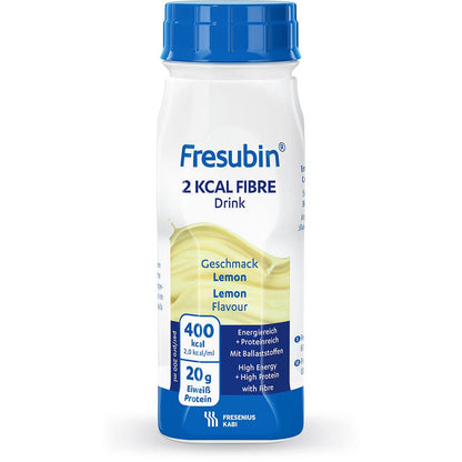 Fresubin 2 kcal Fibre Drink 200 ml de Fresenius Kabi Deutschland GmbH, saveur citron, fournit 400 kcal et 20 g de protéines par bouteille, avec une haute teneur en énergie et en fibres. L'emballage est blanc avec des accents bleus et jaunes.
