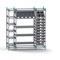 Das Novocal FlexiStore Regalsystem ist ein Regal aus eloxiertem Aluminium mit grünen Eckakzenten, das über mehrere Regalböden, eine schräge Trennwand und rechts gestapelte Aufbewahrungsbehälter verfügt. Enthält 1 Basisregal 400 x 600.