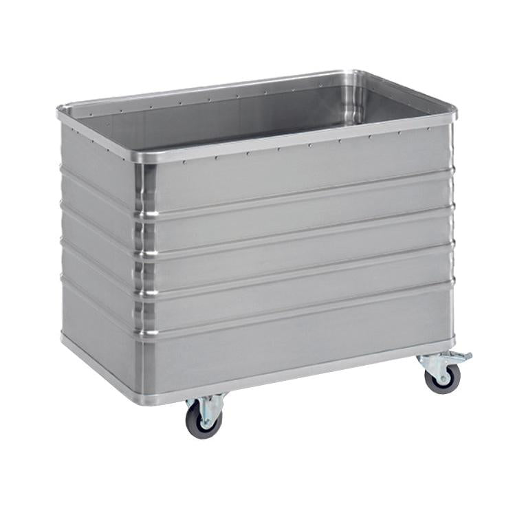 Le conteneur de transport Novocal est un chariot rectangulaire en aluminium avec un volume de 322 l, des côtés nervurés, un dessus ouvert et 2 roues fixes et 2 roues pivotantes (Ø100 mm), idéal pour une utilisation industrielle ou commerciale. Marque : Novocal.