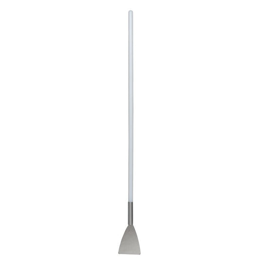Der SPACHTEL M. LANGEM STIEL, EDELSTAHL,STIEL PA,1130X100X15 von Haug Bürsten KG verfügt über eine weiße Stange und eine flache dreieckige Klinge aus rostfreiem Stahl - ein unverzichtbares Trockenbauwerkzeug für präzises Arbeiten, abgebildet auf einem schlichten weißen Hintergrund.