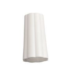 Eine weiße, senkrecht stehende Keramikvase mit subtilen Rillen, inspiriert durch das Design der ÜBERWURFMUTTER AUßEN-ø 25MM WEIß 74Xø 42MM der Haug Bürsten KG, fotografiert vor einem schlichten weißen Hintergrund.