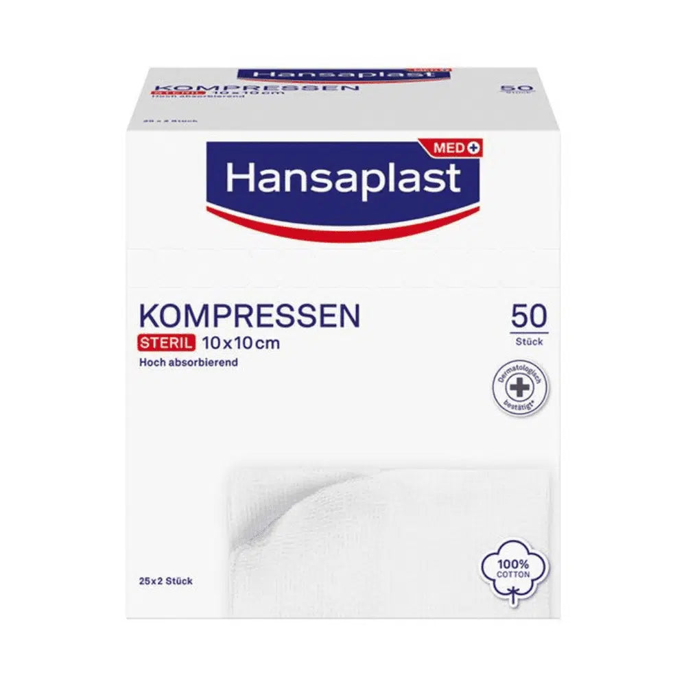 Eine Schachtel mit Auslaufartikel: Hansaplast sterile Kompressen 10x10 cm, 25 x 2 Stück (50 Stück) von Beiersdorf AG für Wundversorgung, in einer meist weißen Schachtel mit blauem und rotem Branding und einer gefalteten weißen Kompresse auf der Vorderseite.