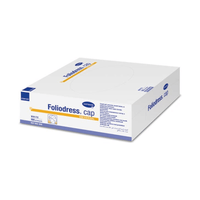Une boîte en carton fermée, de couleur blanche et bleue, portant la mention « Paul Hartmann AG Foliodress® Cap « universal » Comfort – Coiffes chirurgicales blanches » contient des coiffes en non-tissé et, sur le côté, un texte présentant les caractéristiques détaillées du produit.