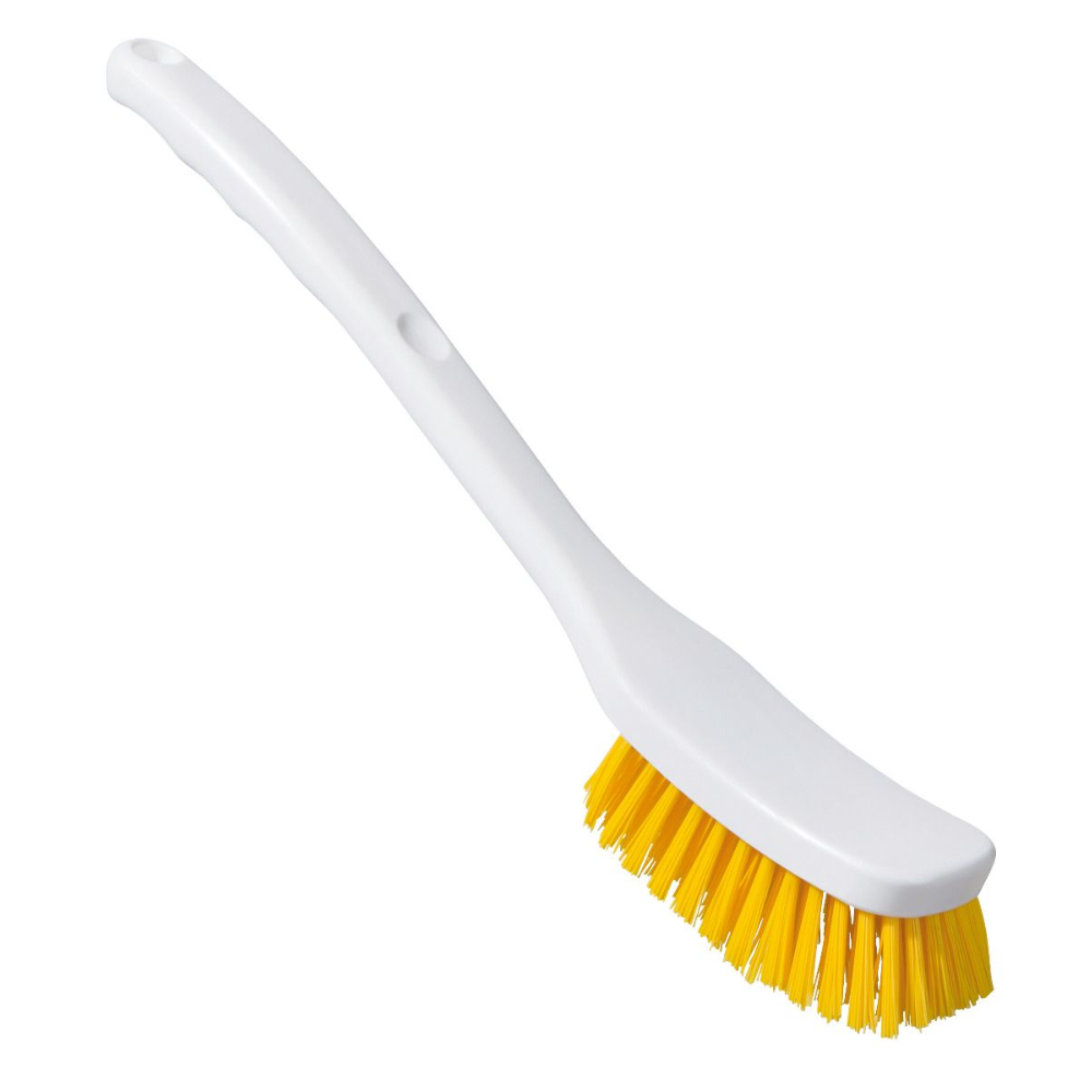 Sur un fond simple et blanc, une brosse en plastique blanc, la brosse universelle PBT Haug large de Haug Bürsten KG, avec un long manche et des poils PBT jaunes, est représentée.