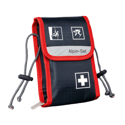 Une trousse de premiers secours compacte, de couleur bleu marine et rouge, ornée de symboles blancs représentant différents scénarios d'urgence. La trousse de premiers secours « Alpin-Set » de Holthaus Medical GmbH & Co. KG, composée de 21 éléments, porte la mention « Trousse de premiers secours » et est équipée de sangles réglables des deux côtés.
