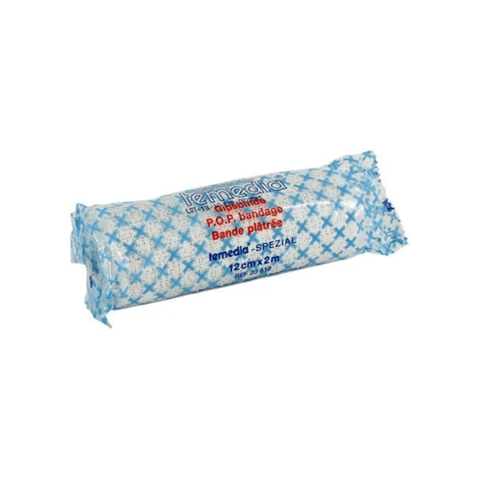 Une bande de plâtre enroulée destinée à l'immobilisation est conditionnée dans un emballage bleu et blanc, porte les mentions « Holthaus Temedia-Spezial Gipsbinde - 1 Bande » et « Bande plâtrée » et mesure 12 cm x 2 m. Le nom de la marque « Holthaus Medical GmbH & Co. KG » est imprimé sur l'emballage ; ce produit est destiné à l'immobilisation en cas de fractures.
