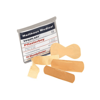 La photo représente un emballage « Holthaus Ypsiplast® Pflasterboy ». Ce kit de 10 pansements proposé par la société Holthaus Medical GmbH & Co. KG contient 10 pansements différents, de formes et de tailles variées, dont un pansement papillon, une bande de gaze et deux pansements rectangulaires.