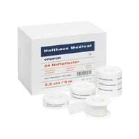 La photo montre une boîte portant la mention « Holthaus Medical YPSIDERM », qui contient des bandes adhésives hypoallergéniques et hydrofuges, idéales pour les peaux sensibles. Le paquet contient trois rouleaux de 2,5 cm x 5 m.
