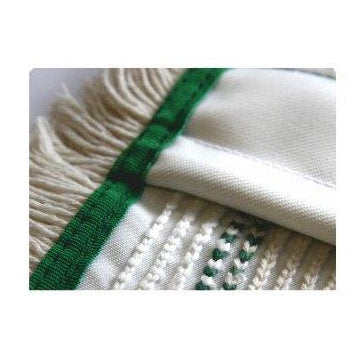 Nahaufnahme des Arcora Hospital Quattro Mopp von Arcora International GmbH - weißer Stoff mit grünen Streifen, aufwendigen Nähten und einem ausgefransten Rand, entwickelt für die professionelle Reinigung im Gesundheitswesen.