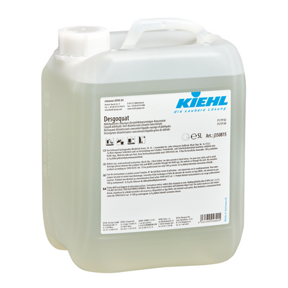 Un conteneur en plastique transparent avec une poignée et un bouchon blanc, étiqueté "Kiehl Desgoquat" de Johannes Kiehl KG. L'étiquette multilingue informe sur le concentré désinfectant liquide sans aldéhyde pour la désinfection des surfaces et fournit des instructions d'utilisation.