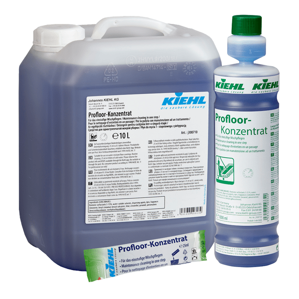 Ein 10-Liter-Kanister, eine 1-Liter-Flasche und ein kleines Tütchen Kiehl Profloor-Konzentrat Für das einstufige Wischlegen der Johannes Kiehl KG, alle mit blauer Flüssigkeit gefüllt und mit weiß-grünen Etiketten mit Produktangaben und Branding versehen.