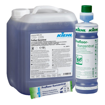 Ein 10-Liter-Kanister, eine 1-Liter-Flasche und ein kleines Tütchen Kiehl Profloor-Konzentrat Für das einstufige Wischlegen der Johannes Kiehl KG, alle mit blauer Flüssigkeit gefüllt und mit weiß-grünen Etiketten mit Produktangaben und Branding versehen.