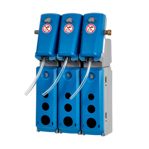 Trois appareils de dosage multiple Kiehl DosiStation 3P-4 L de Johannes Kiehl KG, montés au mur pour le remplissage des bouteilles, avec trois sections de dosage pour différents produits et des tuyaux transparents, sont munis à l'avant d'un panneau d'avertissement "Pas d'accès".