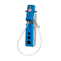 Die Johannes Kiehl KG Kiehl DosiStation 2P-Mix Multidosing (1x4L & 1x16L) ist ein blau/graues Industrie-Wandgerät für Flaschen- und Eimerbefüllung, mit Steuereinheit, runden Frontlöchern, angeschlossenem Schlauch/Kabel und Berührungsschutz.
