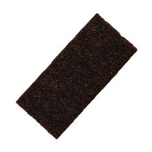 Das Kiehl Reinigungspad braun, sehr hart (12 x 25 cm, 1 Stück) von Johannes Kiehl KG, ein robustes Reinigungswerkzeug, ist rechteckig und auf weißem Hintergrund abgebildet.