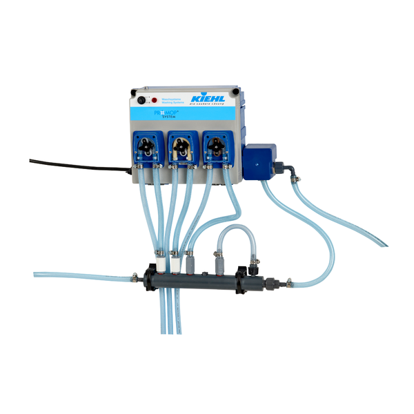 Ein wandmontiertes Johannes Kiehl KG Dosiersystem ARENAS-P3, bestehend aus drei 18 L/h Dosierpumpen mit blauen Zifferblättern, transparenten Auslaufschläuchen und dem Kiehl-Logo auf der Oberseite zur präzisen Flüssigkeitsdosierung.