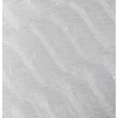 Nahaufnahme der strukturierten weißen Oberfläche der KleenGuard® A10 Leichte Haube von Kimberly-Clark GmbH, die feine Wellenlinien und faserige Muster zeigt, die für diese weiße Haube mit Gummizug (1000 Stück/Karton) typisch sind.