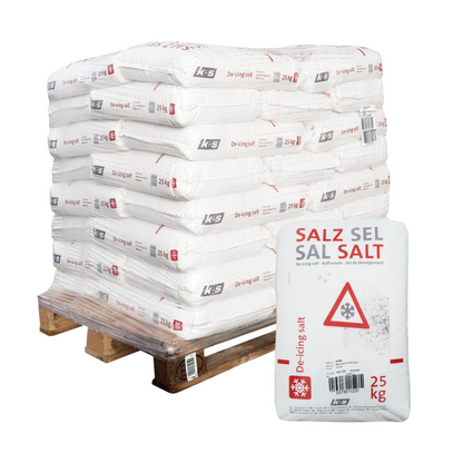 Sur une palette en bois se trouve une pile de 25 sacs de 25 kg de sel de déneigement de la société K+S AG, disposés à sec pour le service d'hiver. Un sac est debout à l'avant et porte l'inscription « SEL SEL SALT » ainsi qu'un flocon de neige et un triangle de signalisation – parfait pour le service d'hiver. Le produit provient de K+S Minerals and Agriculture GmbH.