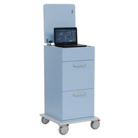 Le chariot pour ordinateur portable Novocal avec plateau abaissable (1 pièce) de couleur bleu clair est équipé de deux tiroirs, d'un plateau plat doté d'une paroi arrière surélevée et de quatre roulettes : il est idéal pour un travail ergonomique et une utilisation flexible de l'ordinateur portable.