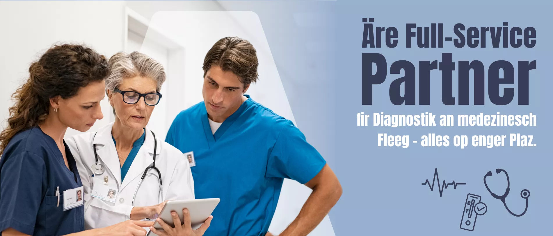 Dräi Gesondheetsfachleit stinn zesummen a kucken op eng Tablet, wärend riets eng Reklammsfläch mat medezinesche Symboler ze gesi ass